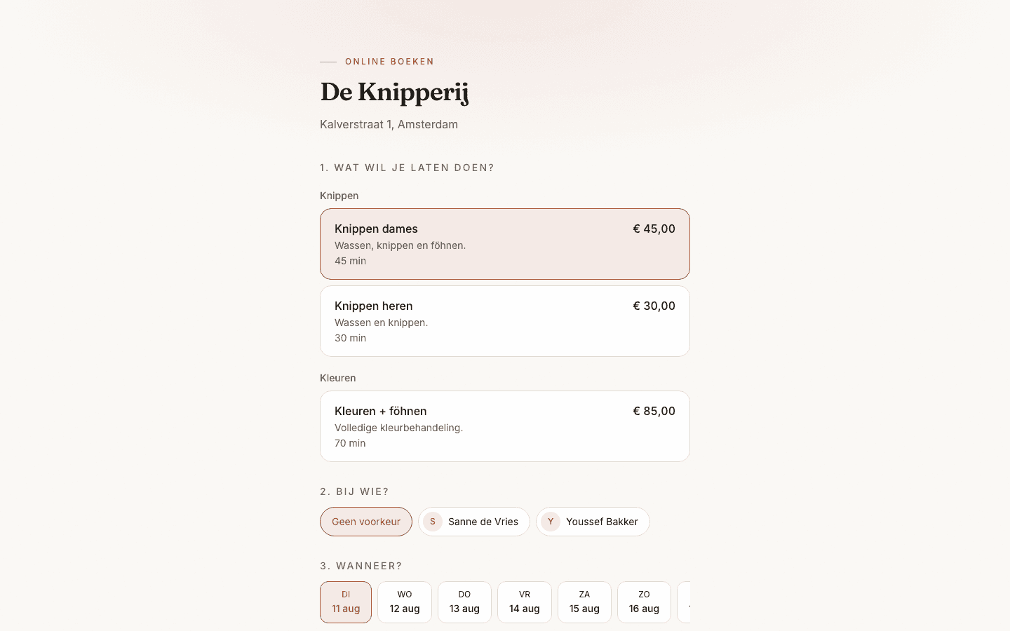 De boekingspagina van een salon: eerst een behandeling kiezen, dan een medewerker